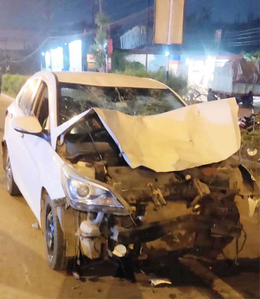 Raipur: Car collided with two scooties and a motorcycle, one girl killed and four seriously injured मोटरसाइकल